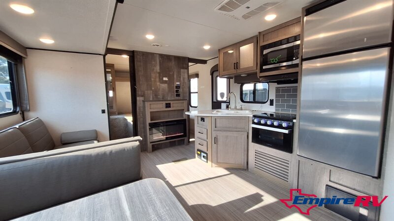 2021 Keystone HIDEOUT 318BR - Photo 9 - Liberty, TX 77575