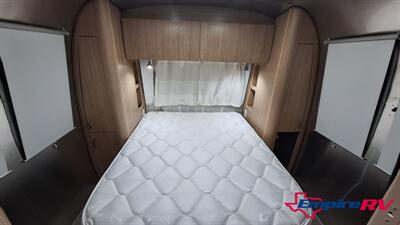 2020 Airstream Flying Cloud 30RB   - Photo 12 - Liberty, TX 77575