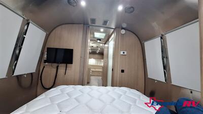 2020 Airstream Flying Cloud 30RB   - Photo 13 - Liberty, TX 77575