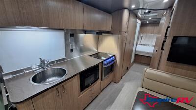 2020 Airstream Flying Cloud 30RB   - Photo 9 - Liberty, TX 77575