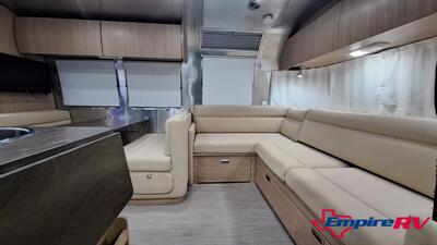 2020 Airstream Flying Cloud 30RB   - Photo 6 - Liberty, TX 77575