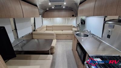 2020 Airstream Flying Cloud 30RB   - Photo 7 - Liberty, TX 77575