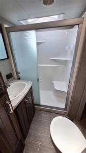 2020 Keystone AVALANCHE 366MB   - Photo 11 - Liberty, TX 77575