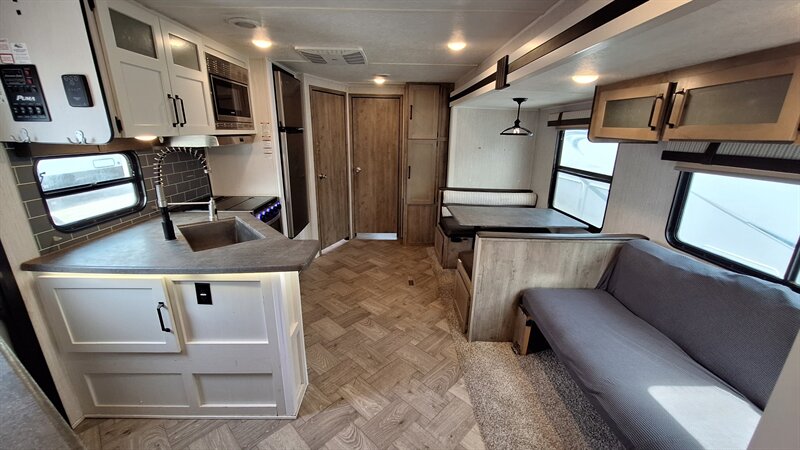 2021 Palomino Puma 32bhqs - Photo 6 - Liberty, TX 77575