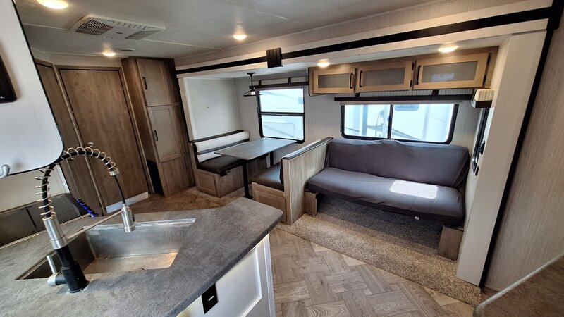 2021 Palomino Puma 32bhqs - Photo 5 - Liberty, TX 77575