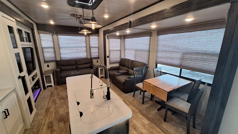 2021 Keystone RETREAT 391LOFT - Photo 8 - Liberty, TX 77575