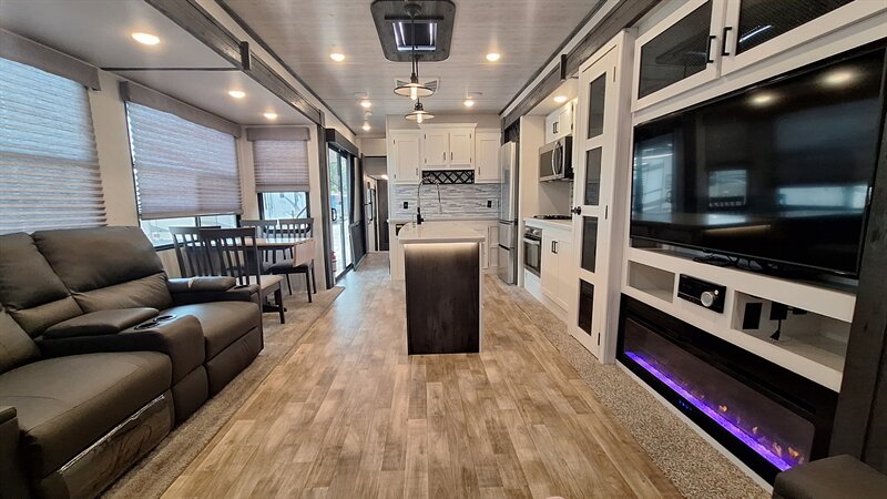 2021 Keystone RETREAT 391LOFT - Photo 6 - Liberty, TX 77575