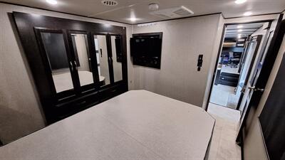 2018 Grand Design MOMENTUM 376TH   - Photo 15 - Oxnard, CA 93030