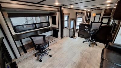 2018 Grand Design MOMENTUM 376TH   - Photo 7 - Oxnard, CA 93030