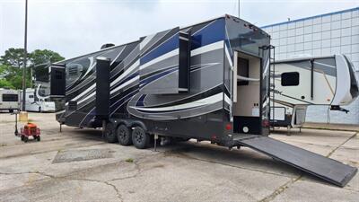 2018 Grand Design MOMENTUM 376TH   - Photo 3 - Oxnard, CA 93030