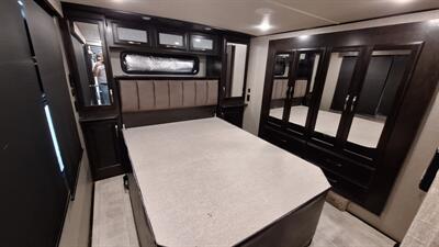 2018 Grand Design MOMENTUM 376TH   - Photo 14 - Oxnard, CA 93030