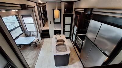 2018 Grand Design MOMENTUM 376TH   - Photo 9 - Oxnard, CA 93030