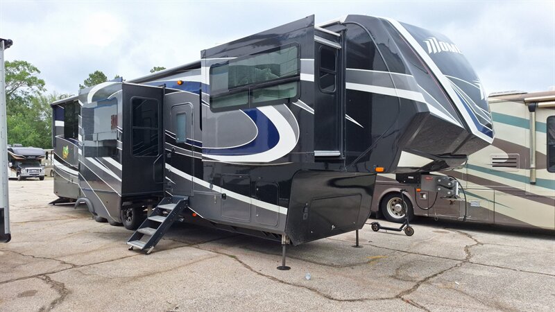 2018 Grand Design MOMENTUM 376TH   - Photo 1 - Oxnard, CA 93030