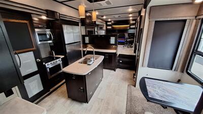 2018 Grand Design MOMENTUM 376TH   - Photo 12 - Oxnard, CA 93030