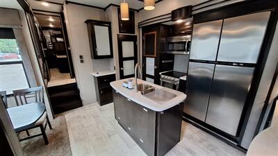 2018 Grand Design MOMENTUM 376TH   - Photo 10 - Oxnard, CA 93030