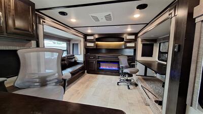 2018 Grand Design MOMENTUM 376TH   - Photo 6 - Oxnard, CA 93030