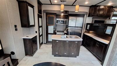 2018 Grand Design MOMENTUM 376TH   - Photo 11 - Oxnard, CA 93030