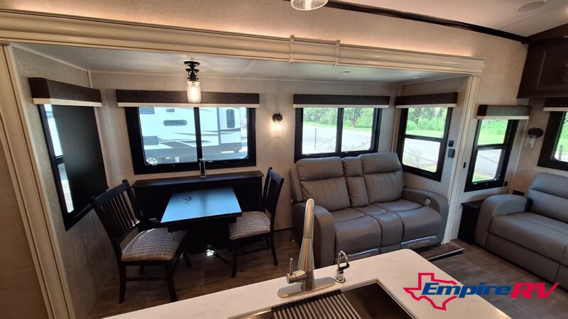 2022 Jayco northpoint 377RLBH   - Photo 14 - Liberty, TX 77575