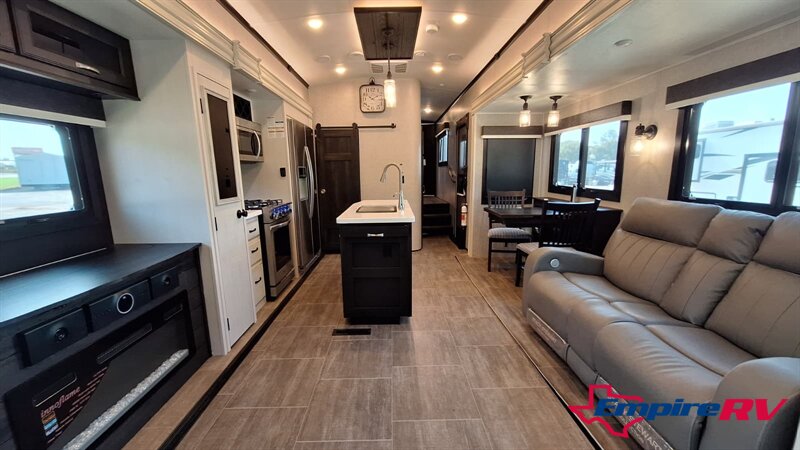 2022 Jayco northpoint 377RLBH   - Photo 16 - Liberty, TX 77575