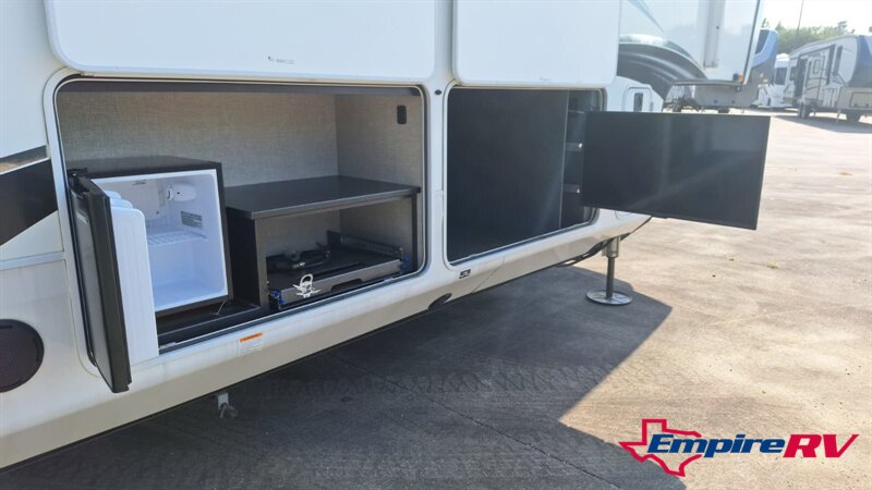 2022 Jayco northpoint 377RLBH   - Photo 9 - Liberty, TX 77575