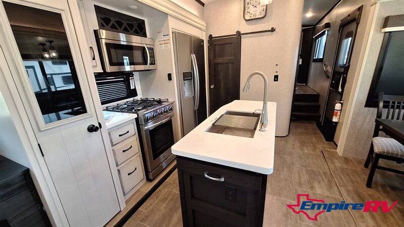 2022 Jayco northpoint 377RLBH   - Photo 17 - Liberty, TX 77575