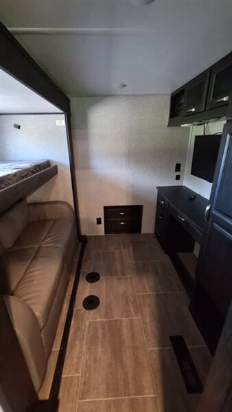 2022 Jayco northpoint 377RLBH   - Photo 18 - Liberty, TX 77575