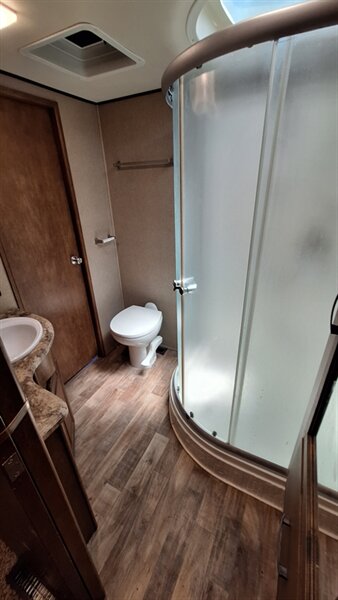 2016 Grand Design RV Reflection - Photo 13 - Liberty, TX 77575