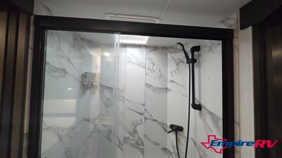 2021 DRV FULLHOUSE LX455   - Photo 17 - Liberty, TX 77575