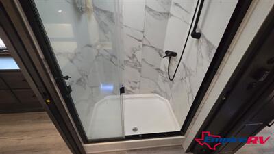 2021 DRV FULLHOUSE LX455   - Photo 21 - Liberty, TX 77575