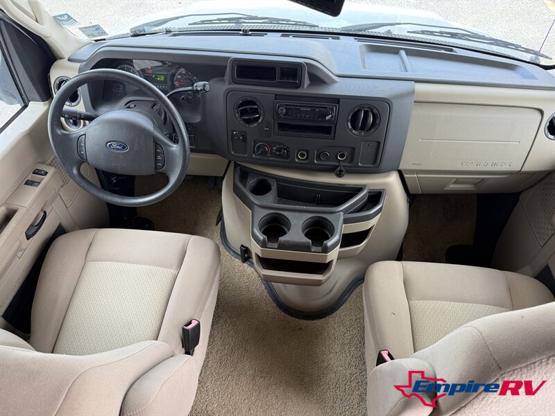 2012 Fleetwood Tioga montara 25K - Photo 10 - Liberty, TX 77575