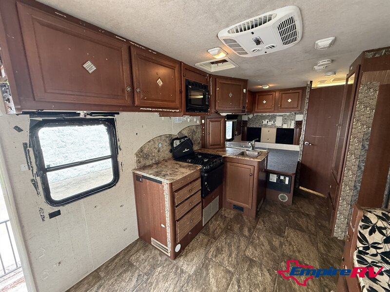 2012 Fleetwood Tioga montara 25K - Photo 5 - Liberty, TX 77575