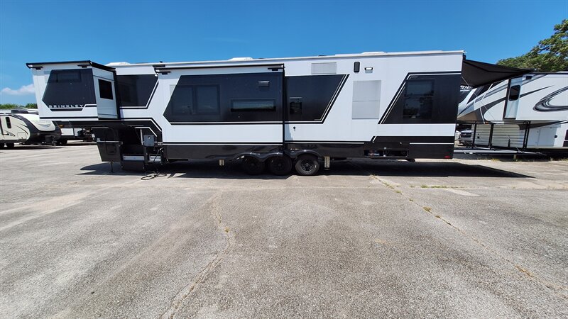2025 Brinkley RV Model G 3970 - Photo 5 - Liberty, TX 77575