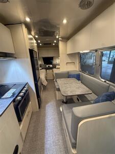 2023 Airstream Flying Cloud 23FB TWIN   - Photo 13 - Oxnard, CA 93030