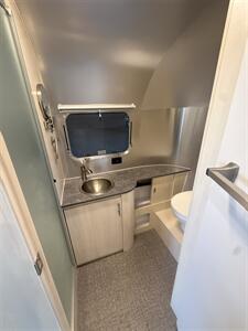 2023 Airstream Flying Cloud 23FB TWIN   - Photo 16 - Oxnard, CA 93030