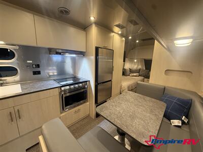2023 Airstream Flying Cloud 23FB TWIN   - Photo 14 - Oxnard, CA 93030