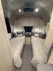 2023 Airstream Flying Cloud 23FB TWIN   - Photo 12 - Oxnard, CA 93030
