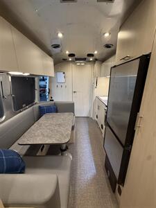 2023 Airstream Flying Cloud 23FB TWIN   - Photo 11 - Oxnard, CA 93030