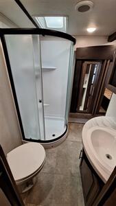 2018 CROSSROADS CRUISER 3471MD   - Photo 15 - Oxnard, CA 93030