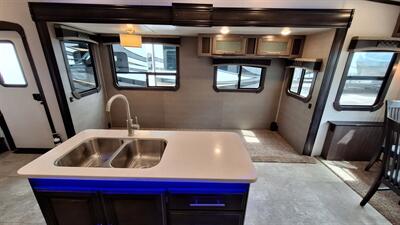 2018 CROSSROADS CRUISER 3471MD   - Photo 9 - Oxnard, CA 93030