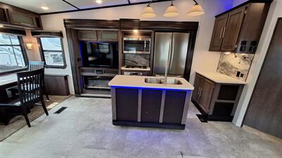 2018 CROSSROADS CRUISER 3471MD   - Photo 8 - Oxnard, CA 93030