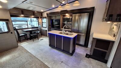 2018 CROSSROADS CRUISER 3471MD   - Photo 11 - Oxnard, CA 93030