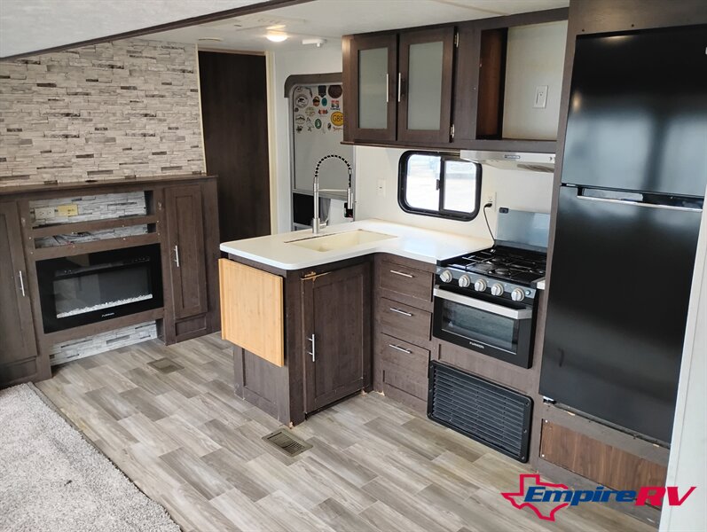2019 Forest River WILDWOOD 33TS - Photo 9 - Liberty, TX 77575