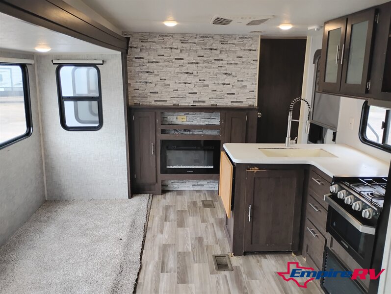 2019 Forest River WILDWOOD 33TS - Photo 10 - Liberty, TX 77575