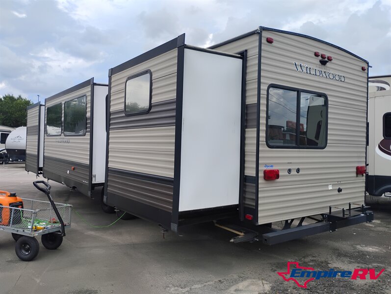 2019 Forest River WILDWOOD 33TS - Photo 4 - Liberty, TX 77575