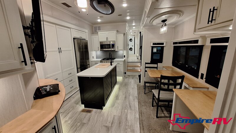 2022 Forest River Riverstone LEGACY 442MC - Photo 8 - Oxnard, CA 93030