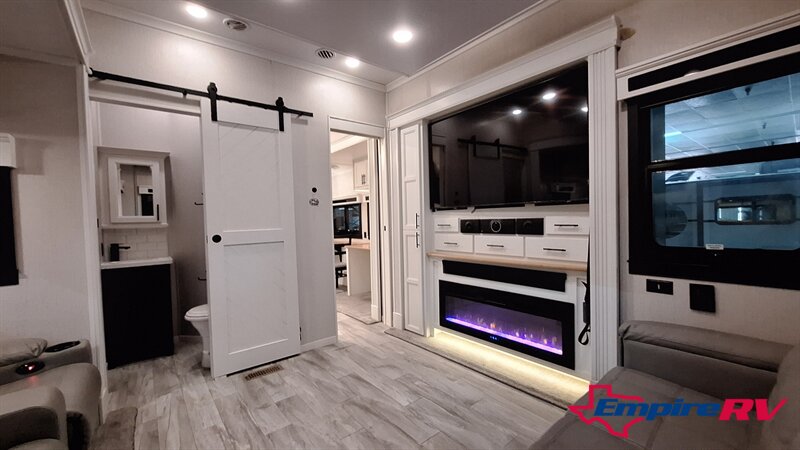 2022 Forest River Riverstone LEGACY 442MC - Photo 16 - Oxnard, CA 93030