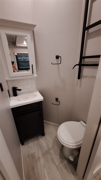 2022 Forest River Riverstone LEGACY 442MC - Photo 17 - Oxnard, CA 93030