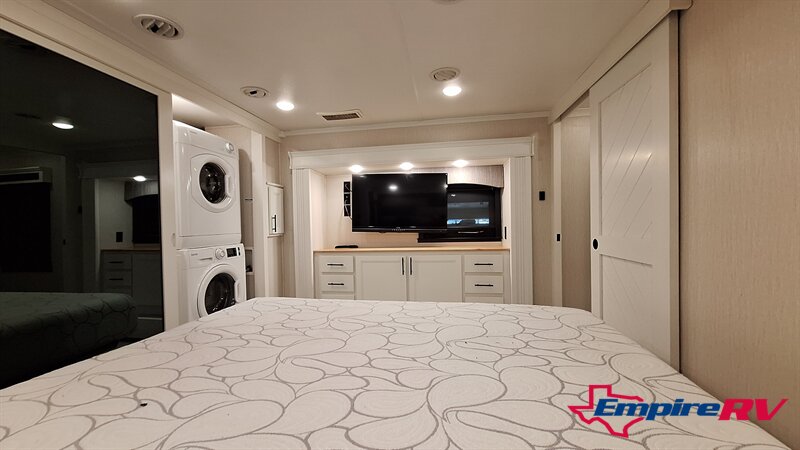 2022 Forest River Riverstone LEGACY 442MC - Photo 22 - Oxnard, CA 93030