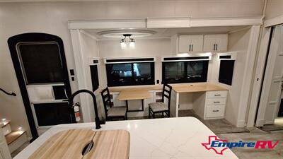 2022 Forest River Riverstone LEGACY 442MC - Photo 11 - Oxnard, CA 93030