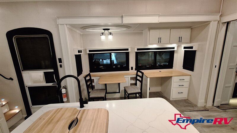 2022 Forest River Riverstone LEGACY 442MC - Photo 11 - Oxnard, CA 93030